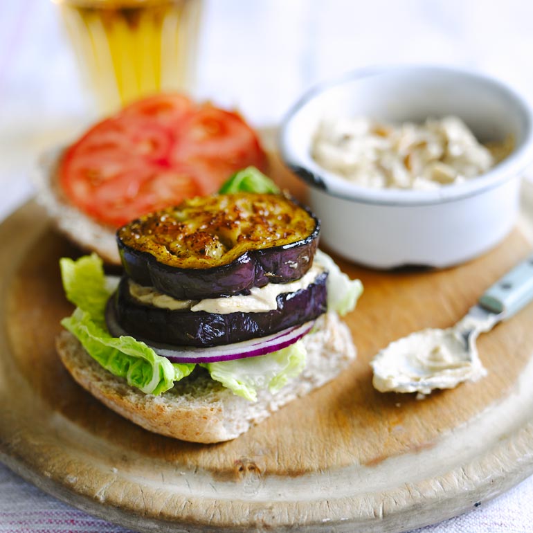 Aubergine hummus burger recept Food and Friends Recept: BBQ (vegetarische) burgers met aubergine Jaimy's