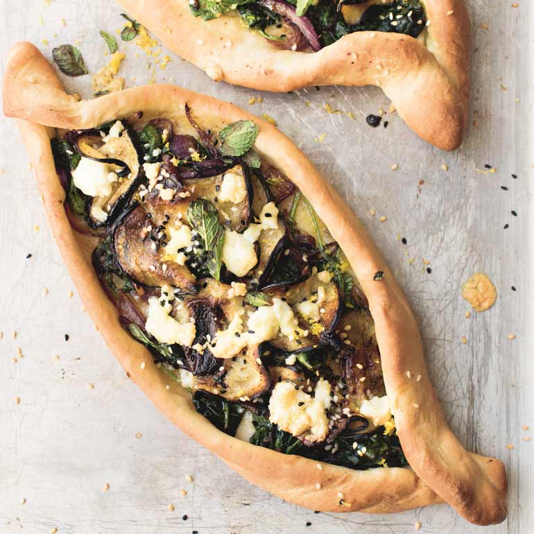 Turkse Pide met spinazie en aubergine