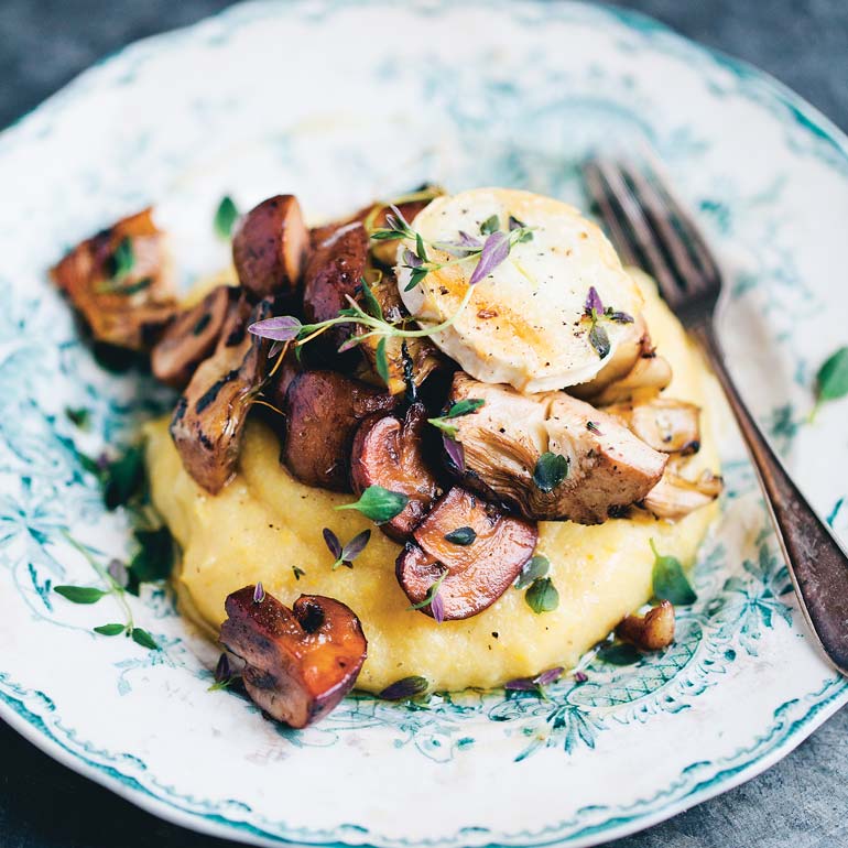 Romige polenta met artisjok en paddenstoelen 