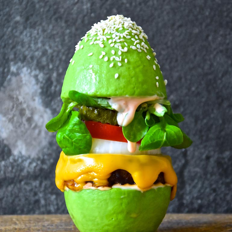 Avocado bun met bietenburger