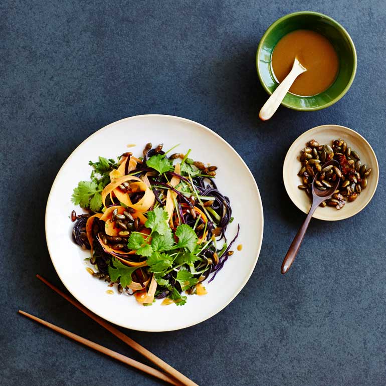 Pittige salade van zwarterijstnoedels met tahin