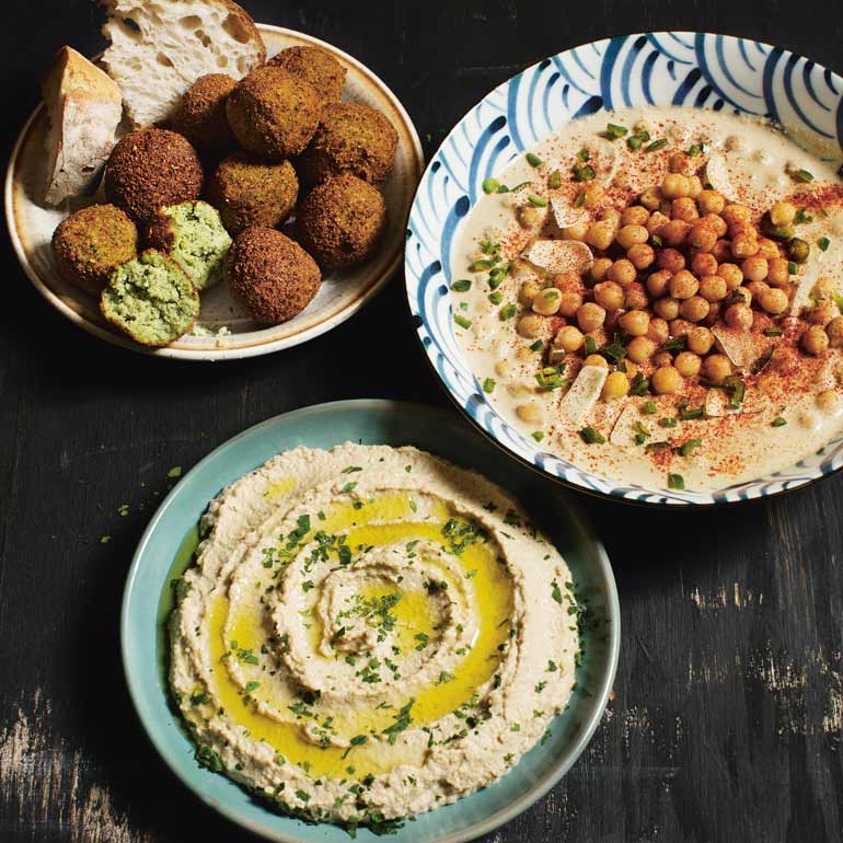 Falafel met hummus, kikker-erwten en tahin