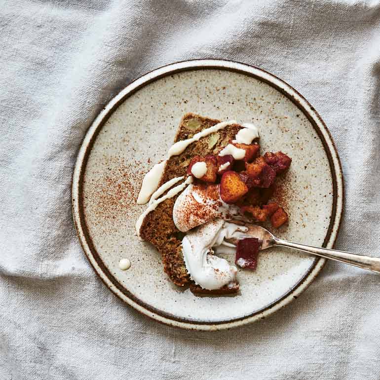 Bananenbrood met amandelsaus en kaneel appel