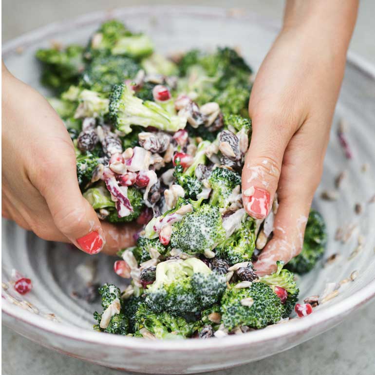 Broccolisalade met rozijnen & granaatappel 