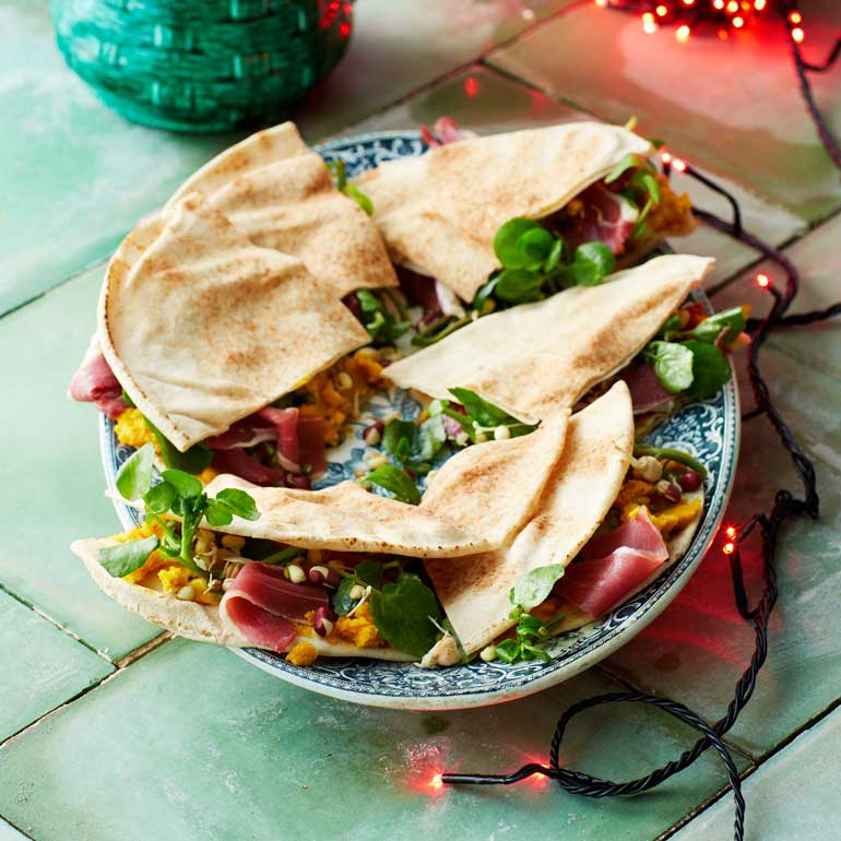 Flatbread met pompoenhummus en gerookte eend