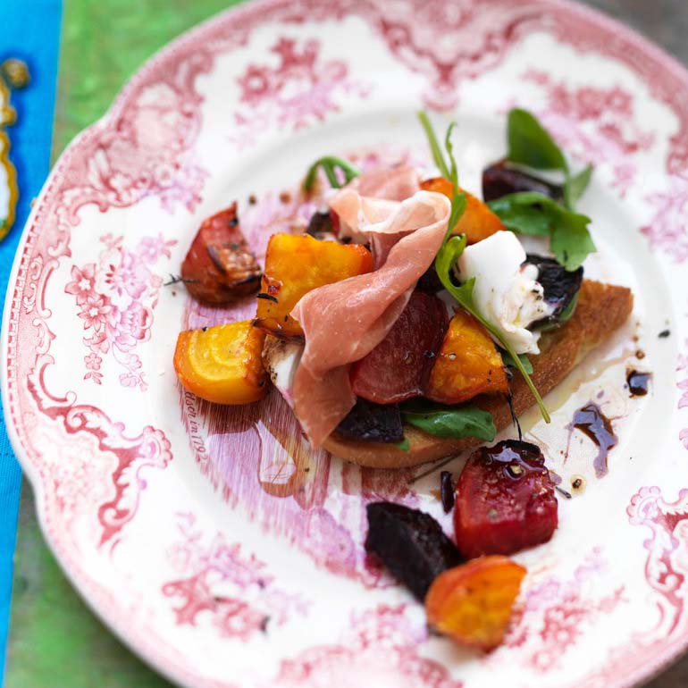 Bruschetta met biet, mozzarella & rucola