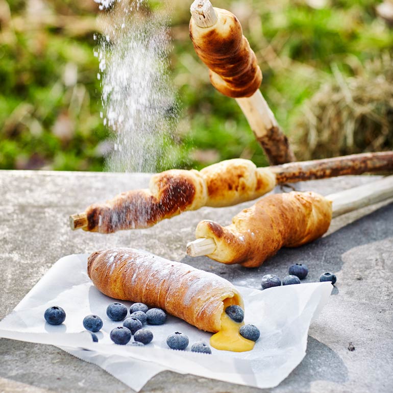 ​Campfire cannoli met blauwe bessen