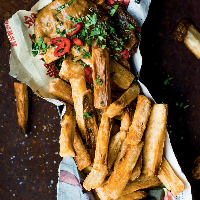 Cassavefriet met bananenketchup en pindasaus