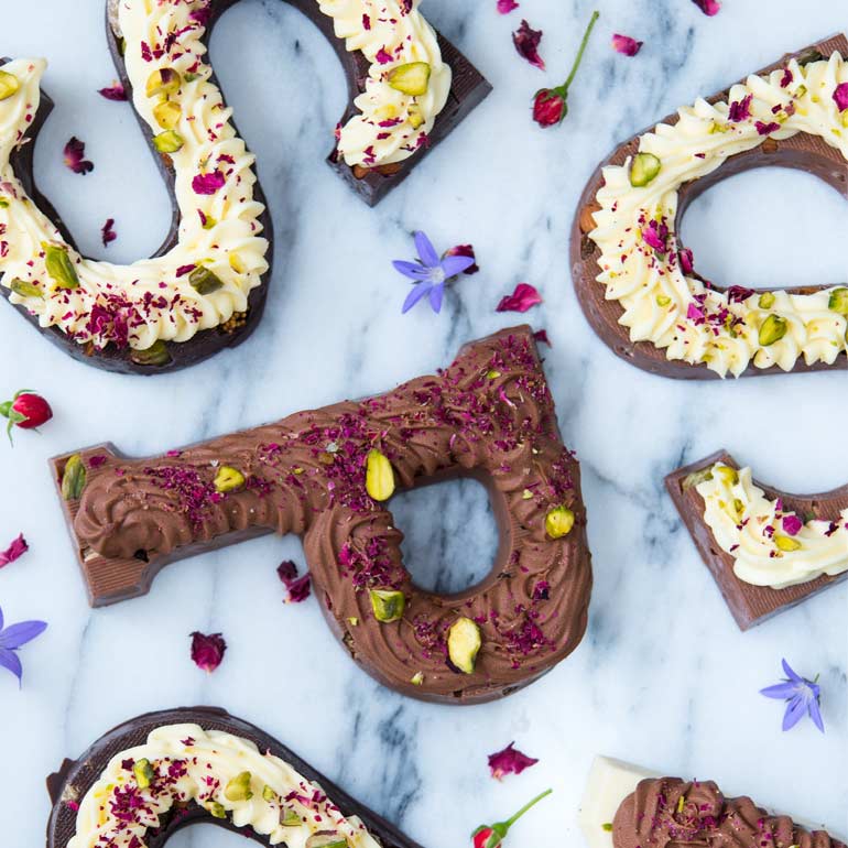 Chocoladeletter met bloemen