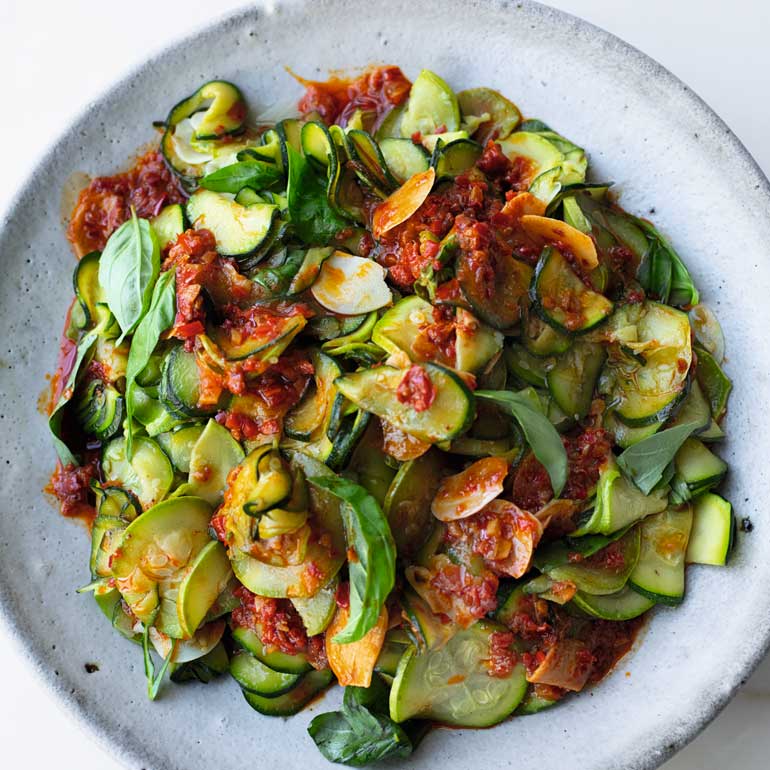 Courgettes met harissa en citroen