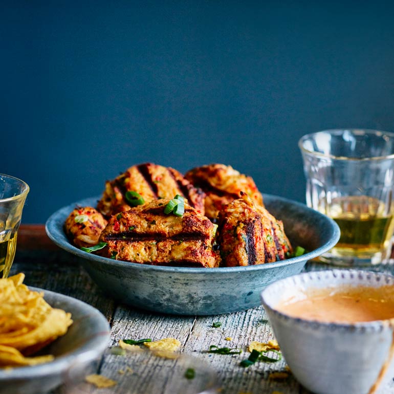 ​Crab cakes met mango-srirachamayo