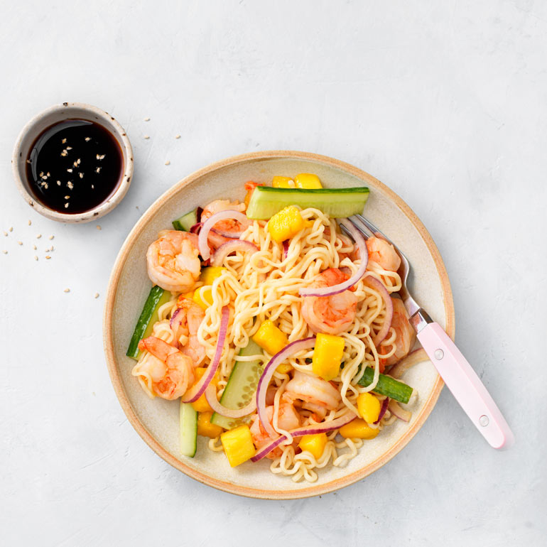 Noodlesalade met gamba’s en mango