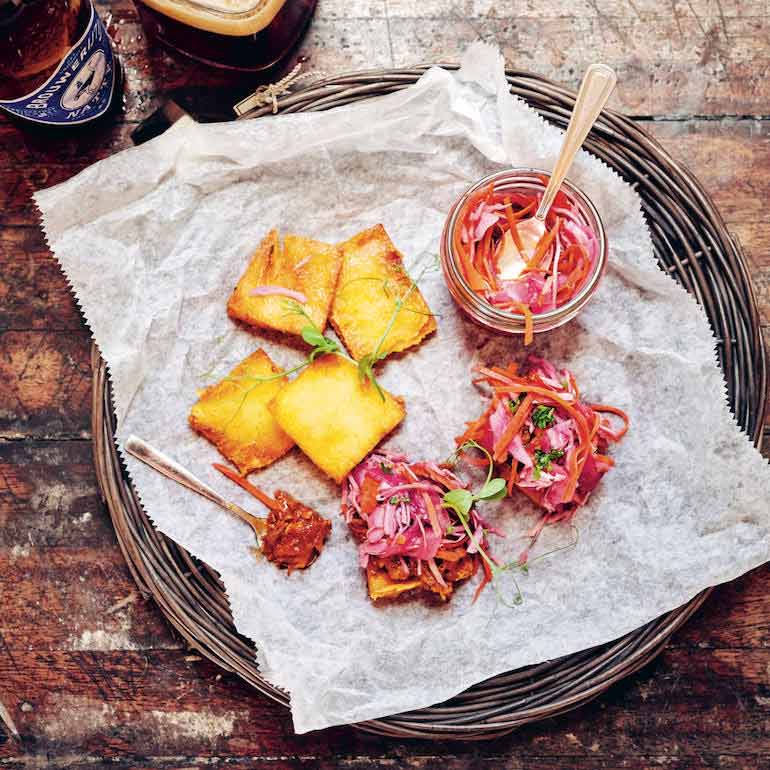 Polenta-bruschetta met pulled pork