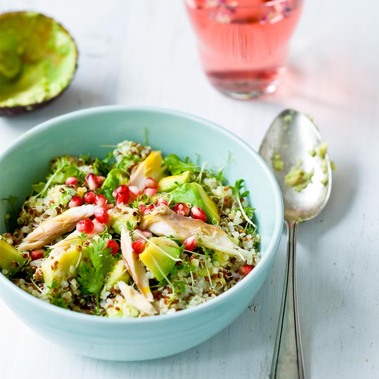 Quinoa salade met avocado & makreel