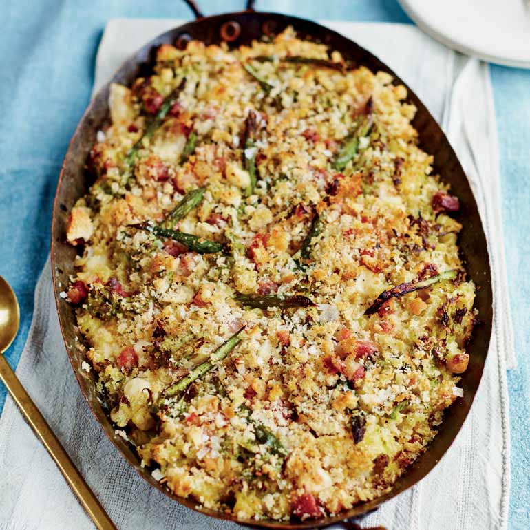 Gebakken pasta met asperges, pancetta & kaas