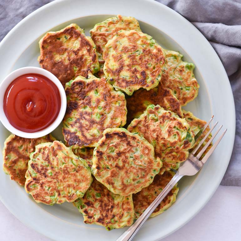 Hartige courgette-erwten pancakes