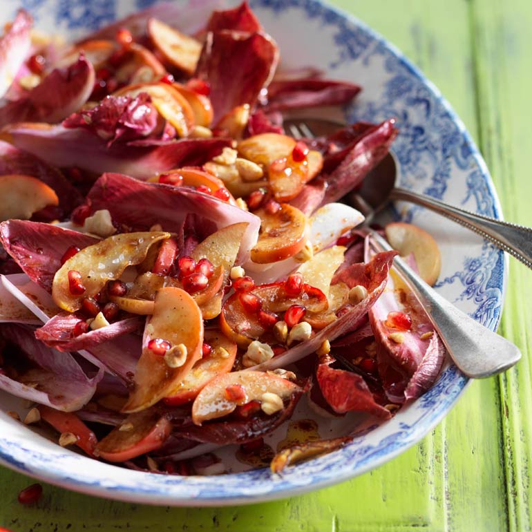 Roodlof salade met hazelnoot en appel