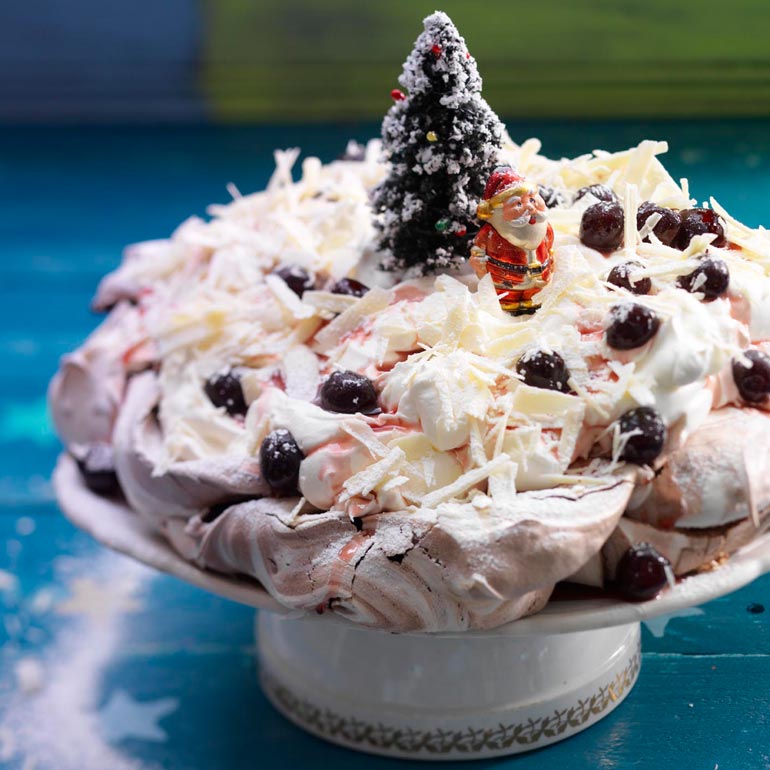 Chocolade pavlova met amarenekersen