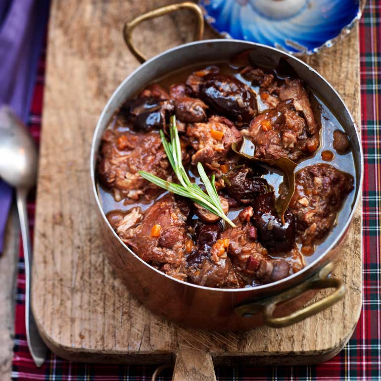 Gestoofd konijn met pruimen & champignons