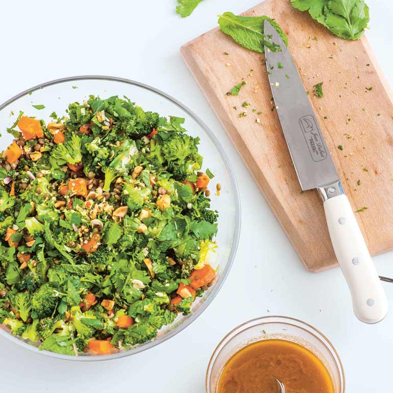 Maaltijdsalade met broccoli en linzen, pindasaus