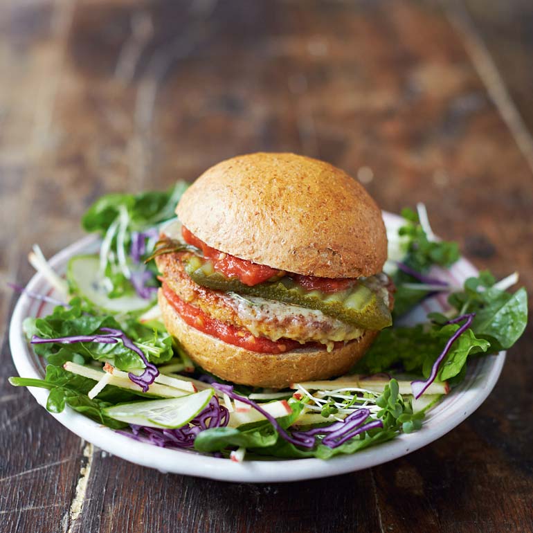 Mega vegaburger met salade