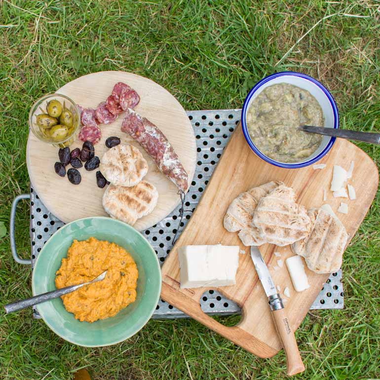 Mezze plankje met gegrilde groenten dips