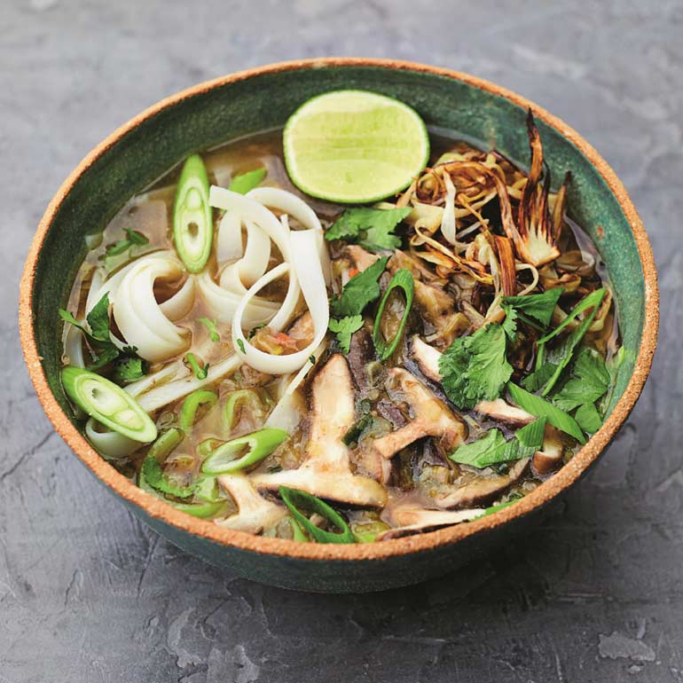 Pad thai met broccolini en pindasaus