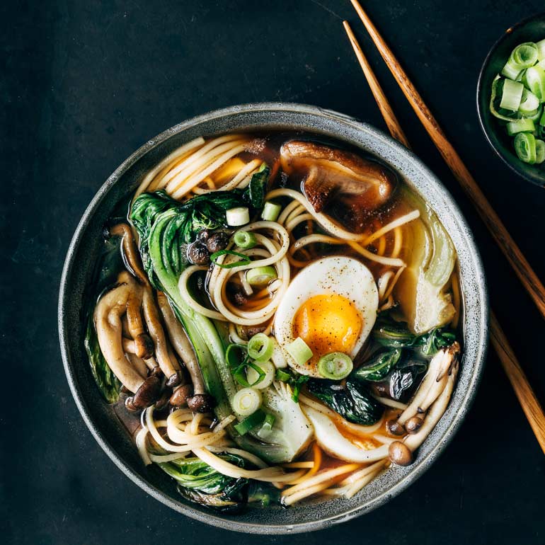 Paddenstoelen-ramen met ei en paksoi