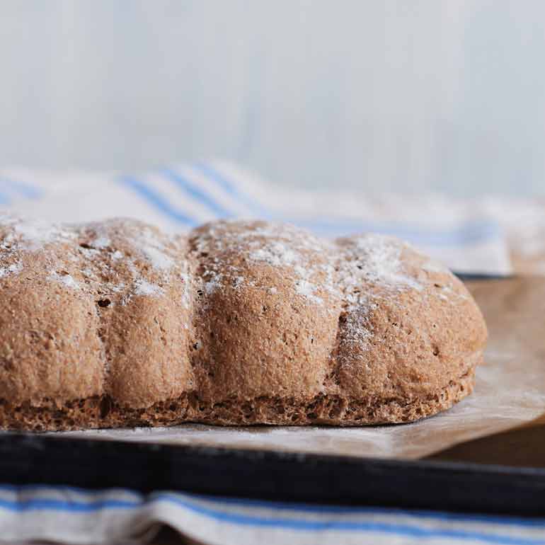 Eenvoudig speltbrood met honing