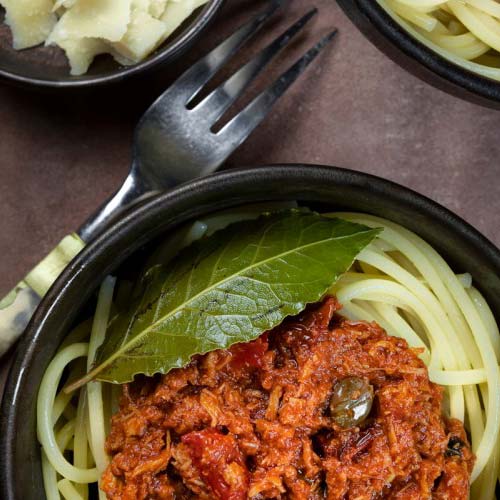 Tonijnspaghetti met kappertjes & olijven