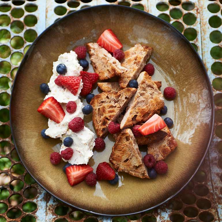 Rode vruchten met mascarpone & suikerbrood