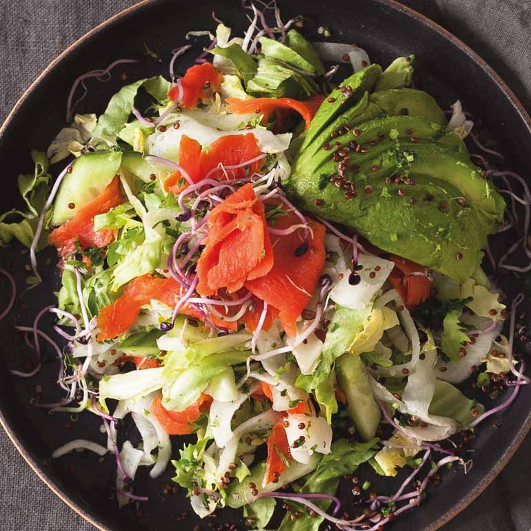 Salade van snijbiet met gerookte zalm