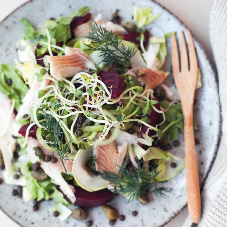 Salade van andijvie met gerookte forel