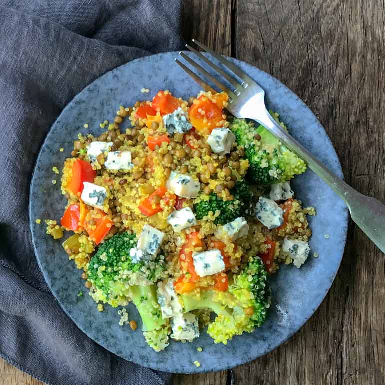 Snelle warme linzensalade met blauwe kaas