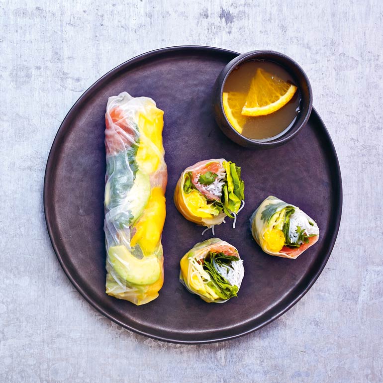 Spring rolls met zalm en mango