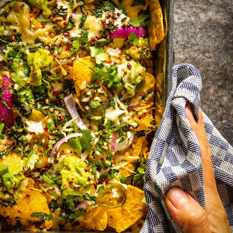 Loaded nacho’s met gegrilde guacamole