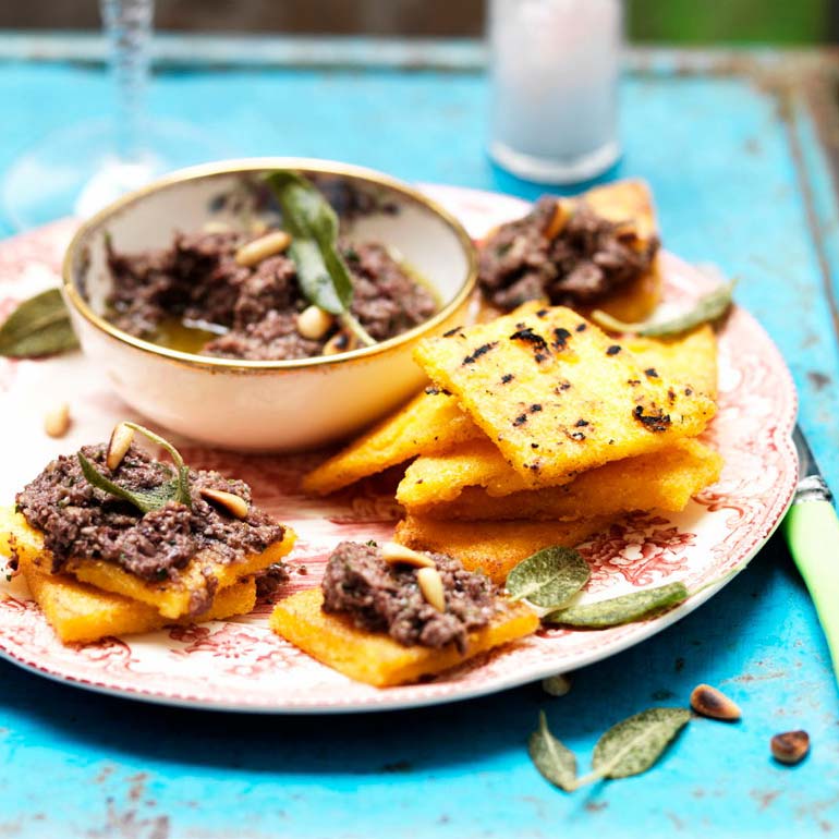 Paddenstoelen tapenade op polenta