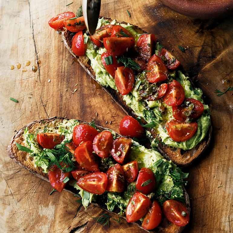 Toast met avocadoboter en tomatensalsa