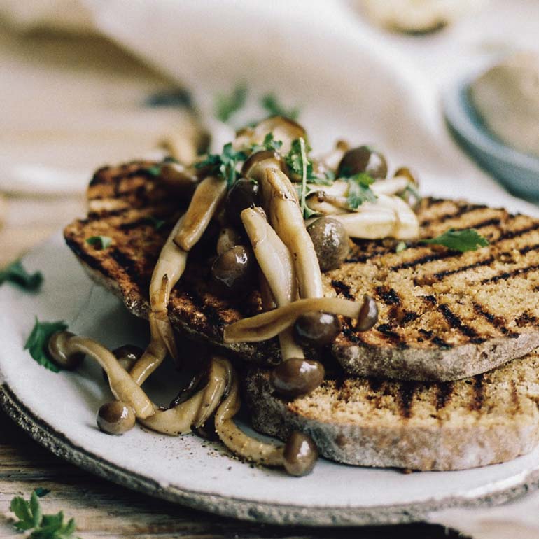 Toast met gebakken paddenstoelen