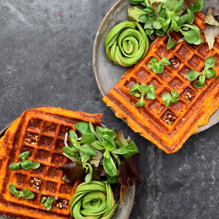 Zoete aardappel-cheddar wafels