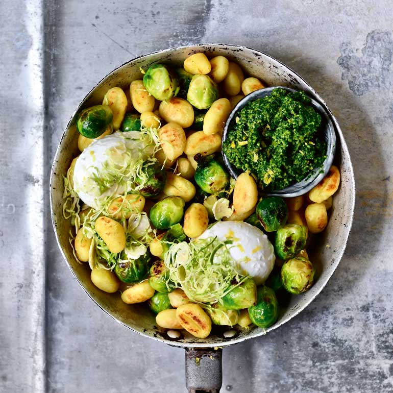 gnocchi & spruitjes met pesto