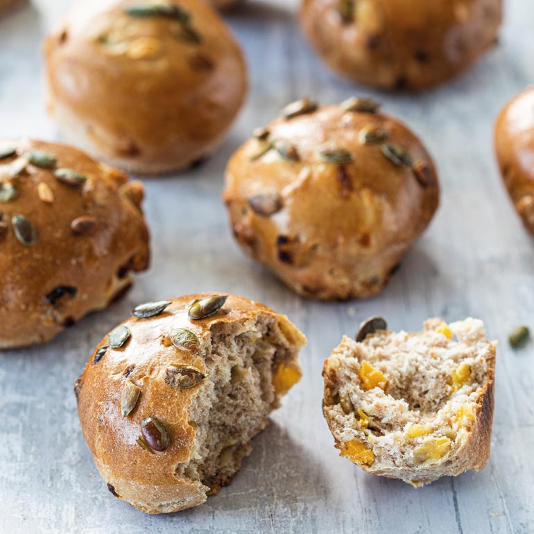 Mueslibollen met abrikozen en walnoot