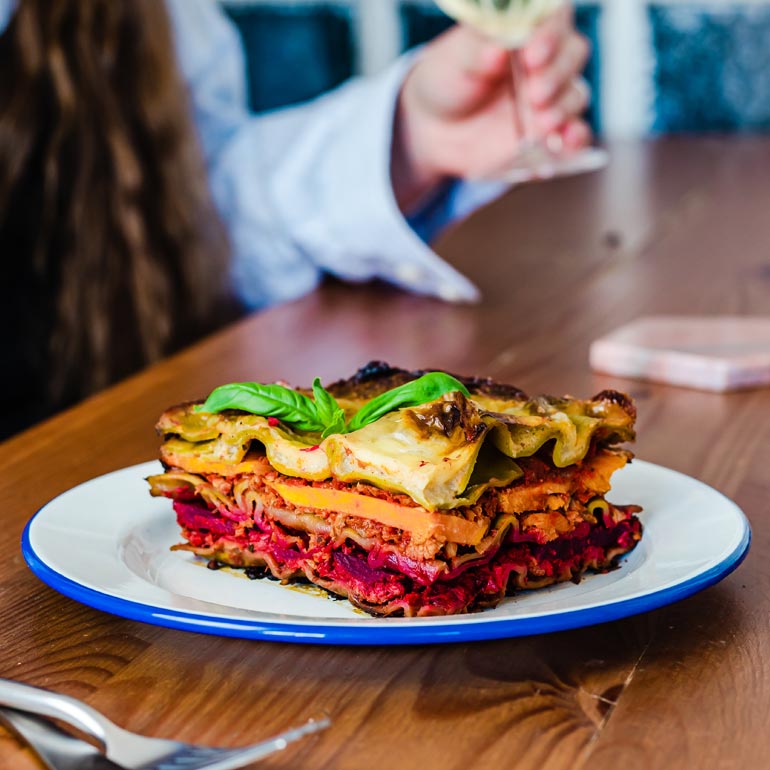 Kleurrijke vegan lasagne