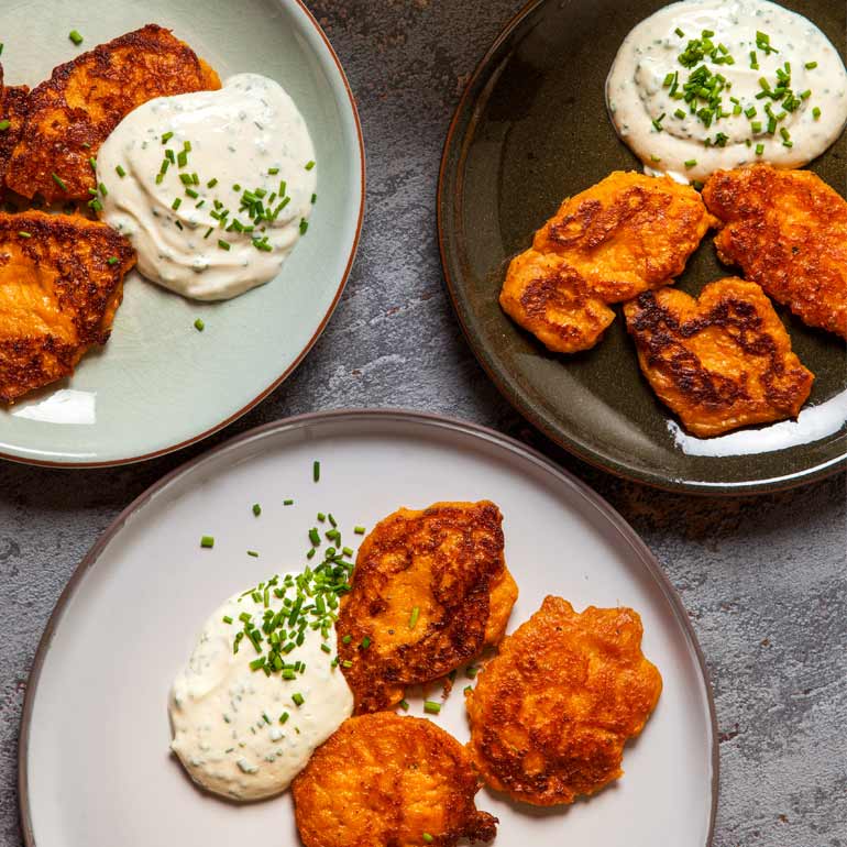 Zoete-aardappel latkes met zure room van tofoe