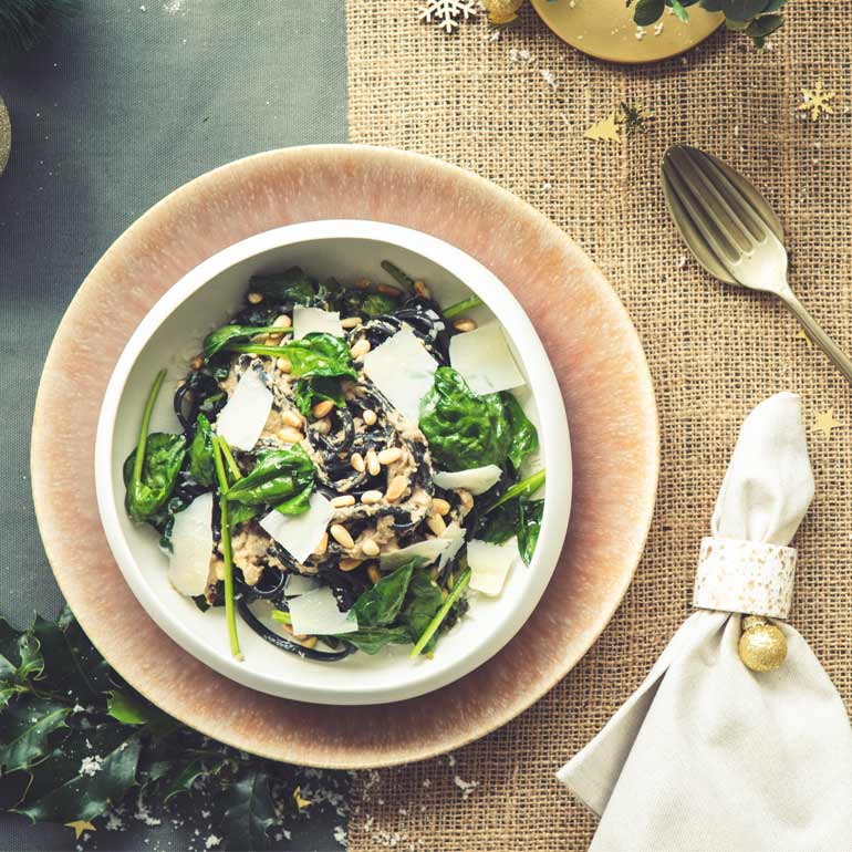 Zwarte pasta met witte truffelsaus en spinazie