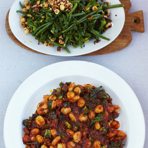 Gnocchi met worst en warme groenten-bonensalade