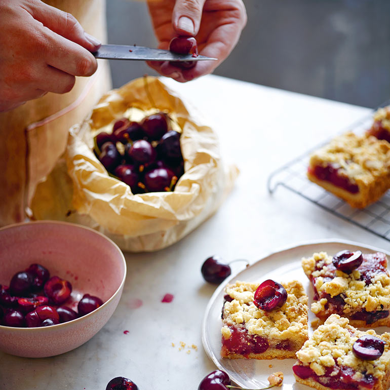 Bakewell-plaatkoek met kersen & crumble