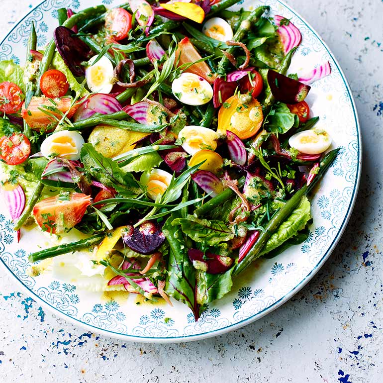 Salade niçoise met bieten