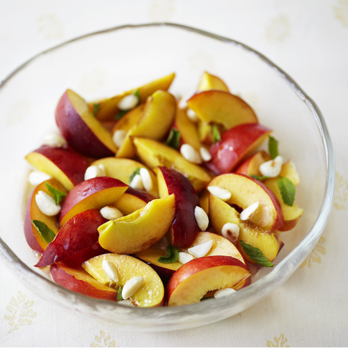 Snelle nectarine-amandelsalade