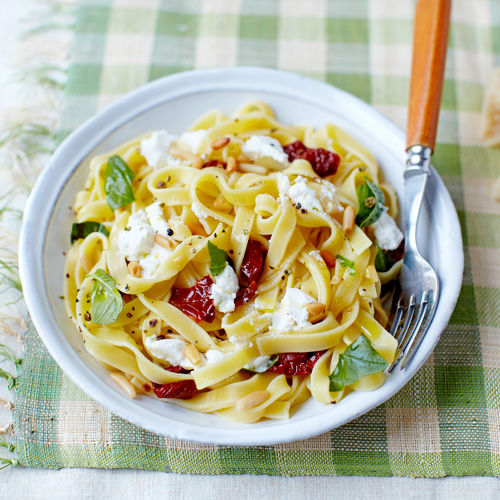 Tagliatelle met tomaat en ricotta